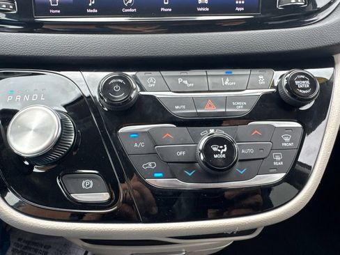 Used 2024 Chrysler Pacifica Touring-L FWD image 33