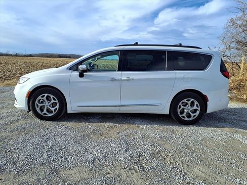 Used 2023 Chrysler Pacifica Limited image 39
