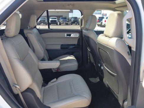 Used 2020 Ford Explorer Platinum w/ Premium Technology Package AWD/4WD image 38