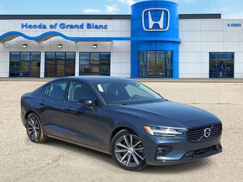 Used 2022 Volvo S60 B5 Momentum AWD/4WD image 1