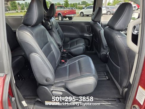 Used 2019 Toyota Sienna SE FWD image 12