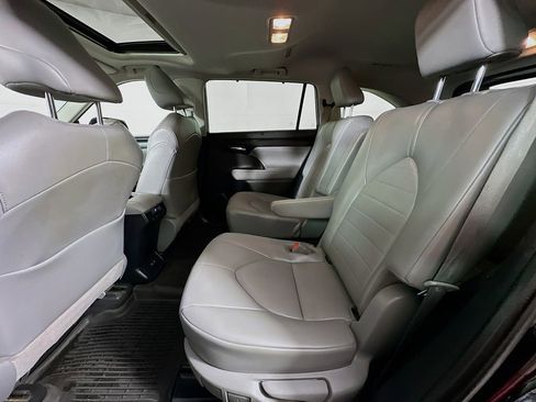 Used 2021 Toyota Highlander XLE AWD/4WD image 17