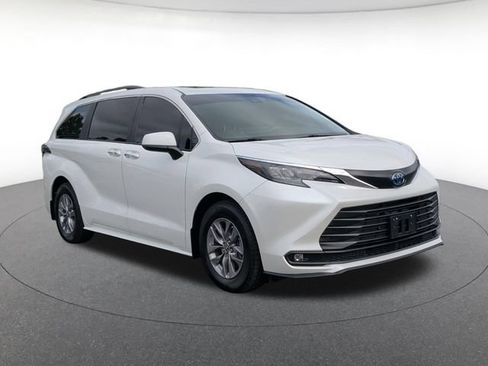 Used 2025 Toyota Sienna XLE w/ XLE Plus Package FWD image 8
