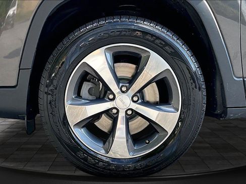 Used 2019 Jeep Cherokee Limited w/ Luxury Group AWD/4WD image 10