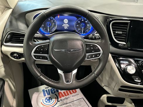 Used 2022 Chrysler Pacifica Touring-L FWD image 29