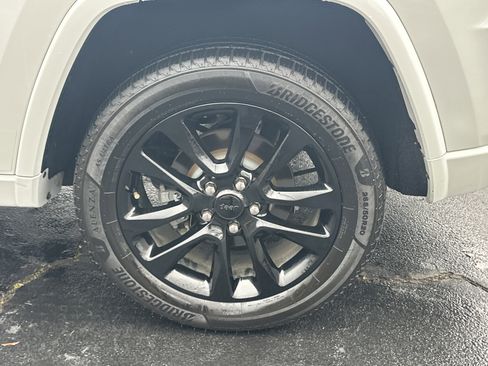 Used 2018 Jeep Grand Cherokee Altitude image 20