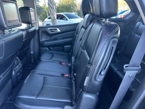 Used 2019 Nissan Pathfinder Platinum image 18