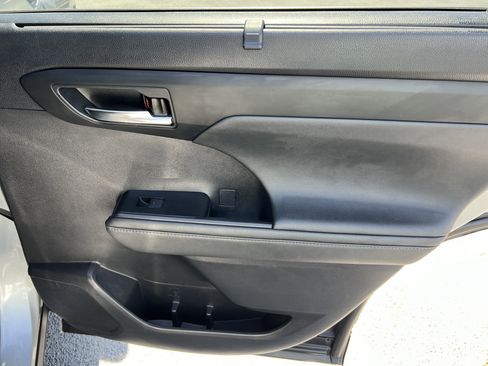 Used 2021 Toyota Highlander XLE AWD/4WD image 19