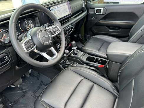 Used 2024 Jeep Wrangler Unlimited Sahara w/ Technology Group AWD/4WD image 10