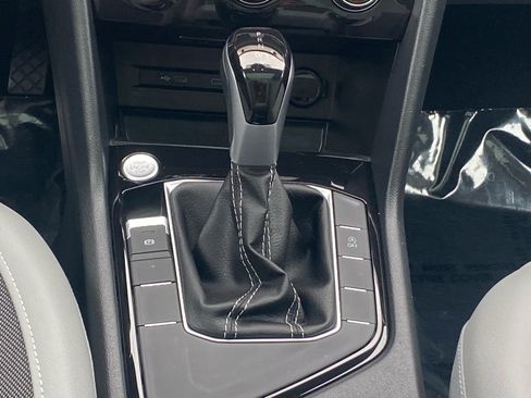 Certified 2024 Volkswagen Taos SE FWD image 11