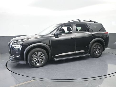 Used 2024 Nissan Pathfinder SV FWD image 2