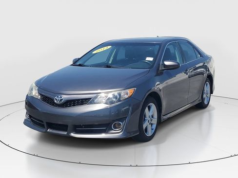 Used 2014 Toyota Camry SE image 3