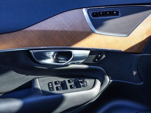 Used 2025 Volvo XC90 B5 Plus w/ Protection Package Premier image 31