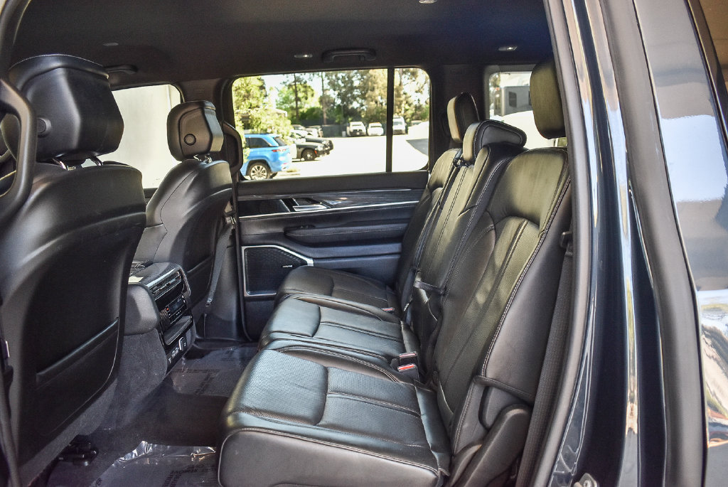 Used 2022 Jeep Wagoneer Series II AWD/4WD image 17