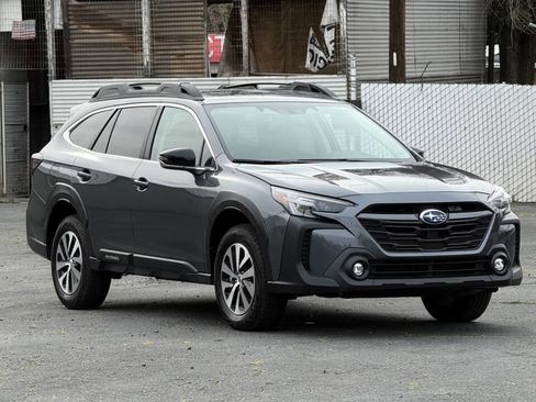 Used 2025 Subaru Outback Premium image 1