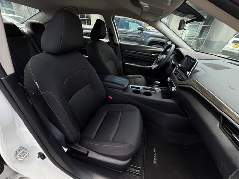 Used 2025 Nissan Altima 2.5 SV FWD image 37