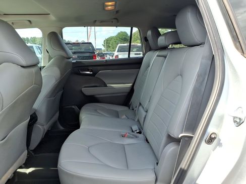 Used 2020 Toyota Highlander XLE FWD image 23