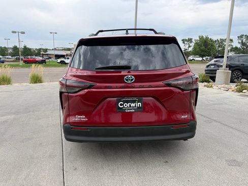 Used 2025 Toyota Sienna XLE AWD/4WD image 6