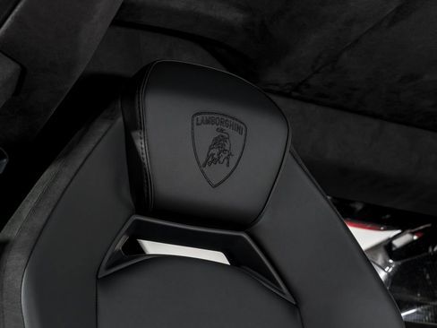 Used 2024 Lamborghini Revuelto image 35