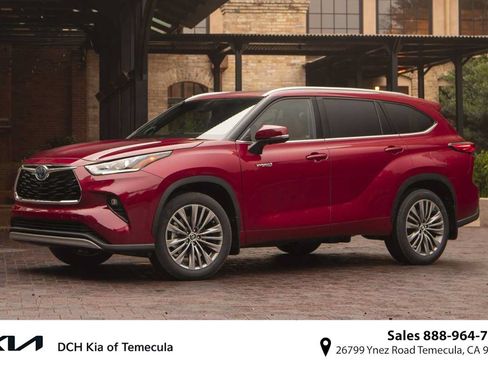 Used 2022 Toyota Highlander Bronze Edition FWD image 1