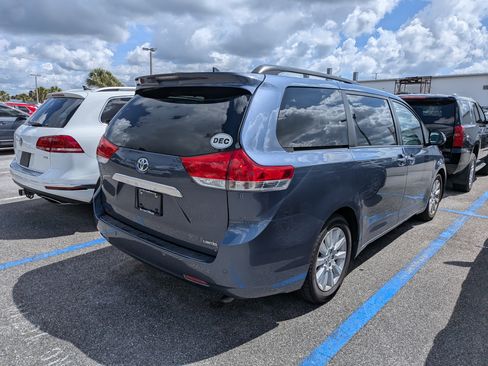 Used 2014 Toyota Sienna Limited w/ Limited Convenience Package FWD image 2