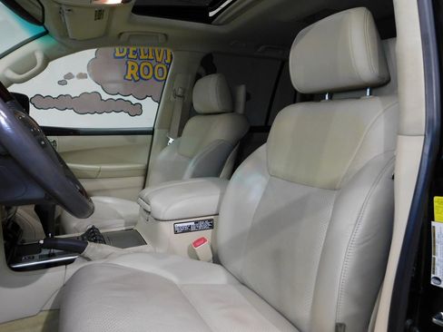 Used 2013 Lexus LX 570 4WD w/ Luxury Pkg w/Pre-crash image 39