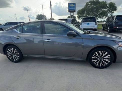 Used 2025 Nissan Altima 2.5 SV FWD image 9