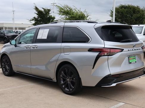 Used 2024 Toyota Sienna XSE FWD image 4