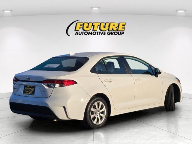 Certified 2025 Toyota Corolla LE FWD image 5