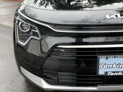 Used 2023 Kia Niro EX Touring image 3