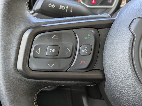 Used 2025 Jeep Wrangler Unlimited Rubicon w/ Convenience Group AWD/4WD image 19