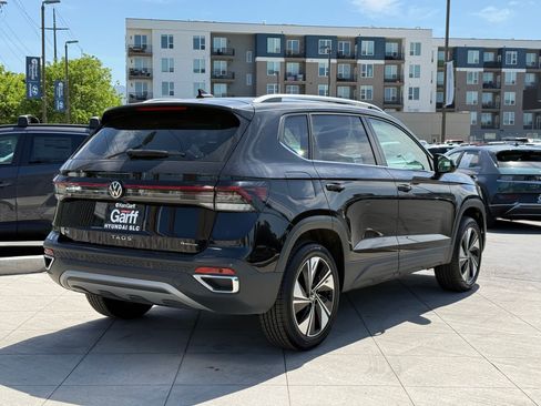Used 2025 Volkswagen Taos SE AWD/4WD image 3
