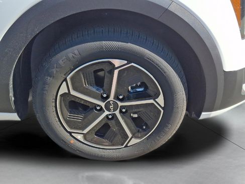 Used 2025 Kia Niro EX image 9