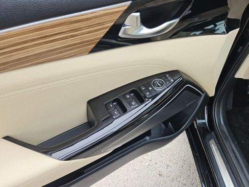Used 2018 Kia Cadenza Premium w/ Luxury Package FWD image 14