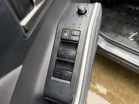 Used 2024 Toyota Highlander LE image 12