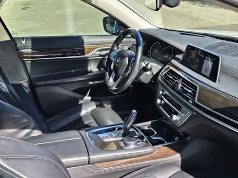 Used 2018 BMW 750i RWD image 10