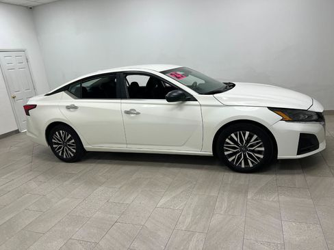 Used 2025 Nissan Altima 2.5 SV FWD image 9