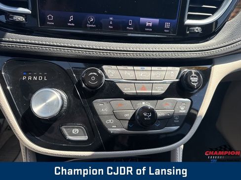 Used 2023 Chrysler Pacifica Limited FWD image 28