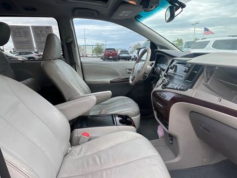 Used 2011 Toyota Sienna XLE w/ Entertainment Pkg FWD image 12