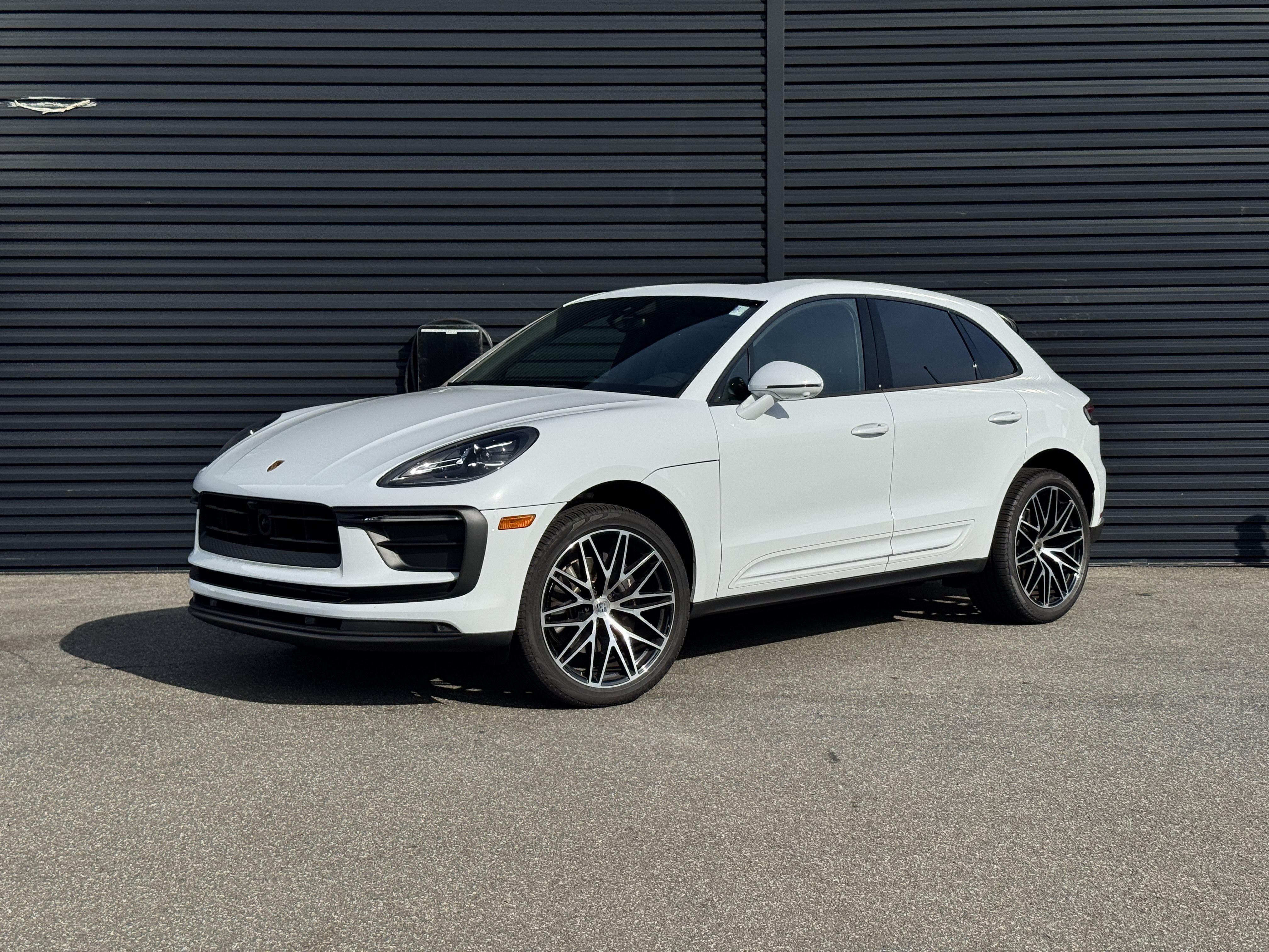 Certified 2025 Porsche Macan AWD/4WD image 1