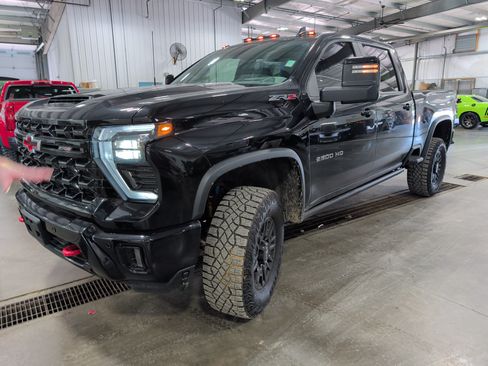 Used 2025 Chevrolet Silverado 2500 ZR2 w/ Technology Package AWD/4WD image 6