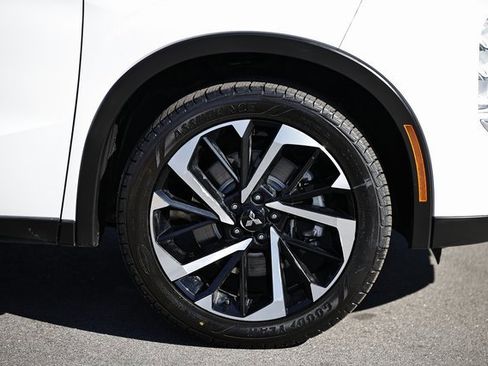 Used 2024 Mitsubishi Outlander SE image 9