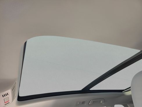Used 2023 Volkswagen Taos SE w/ Panoramic Sunroof Package FWD image 32