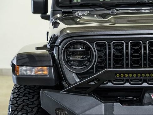 Used 2025 Jeep Gladiator Sport AWD/4WD image 3