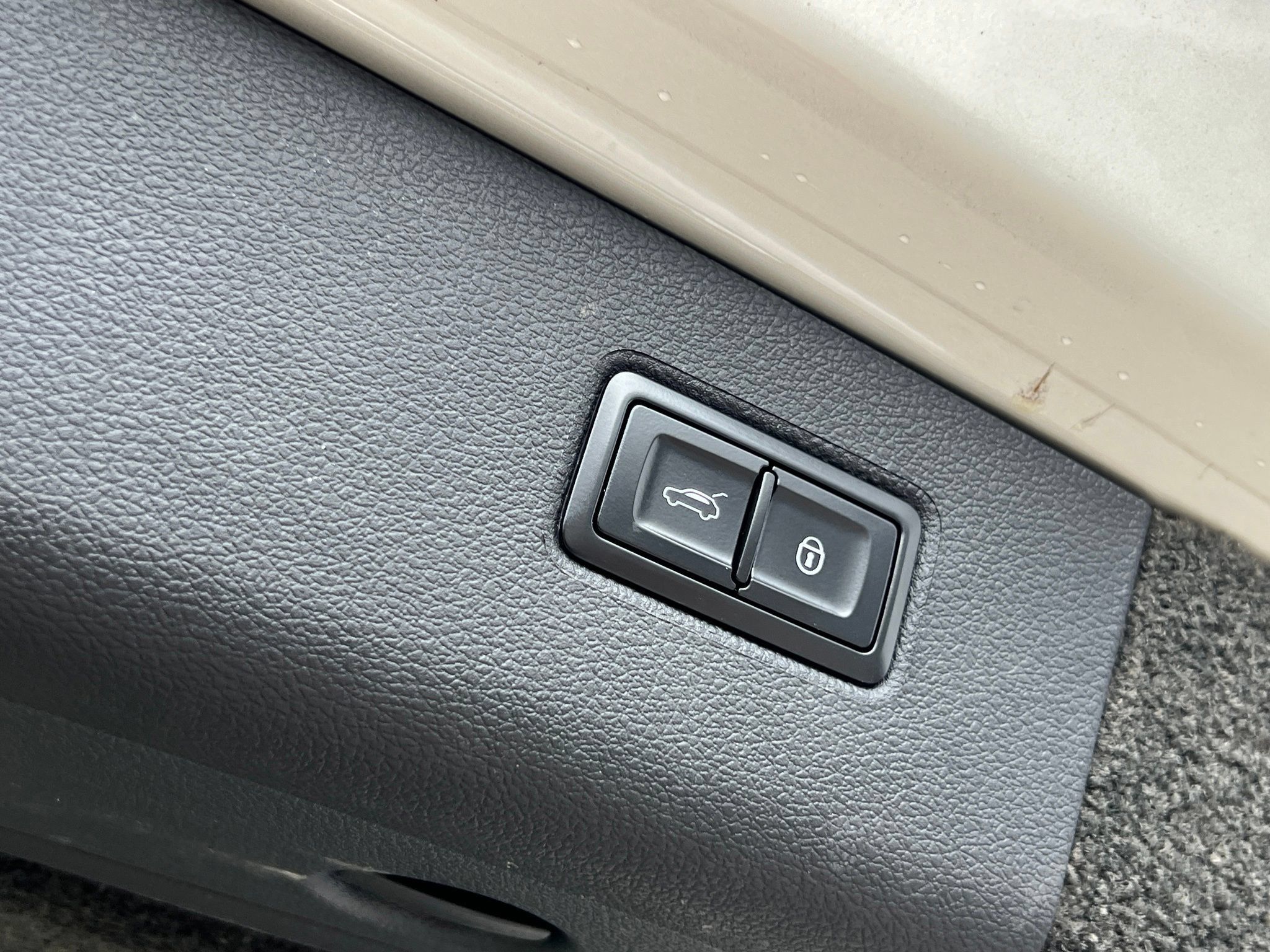 Used 2018 Bentley Bentayga AWD/4WD image 22