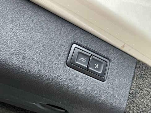 Used 2018 Bentley Bentayga AWD/4WD image 22