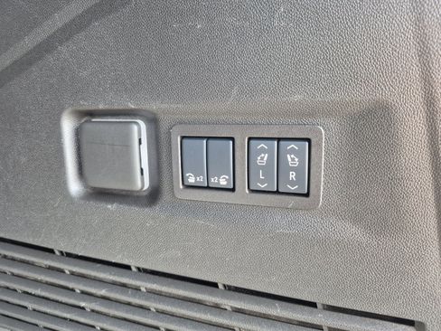 Used 2025 GMC Yukon XL Denali AWD/4WD image 12