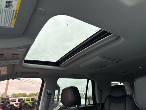 Used 2020 Cadillac Escalade Premium Luxury image 42