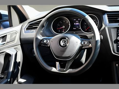 Used 2020 Volkswagen Tiguan SE AWD/4WD image 17