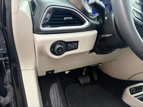 Used 2023 Chrysler Pacifica Touring-L image 33